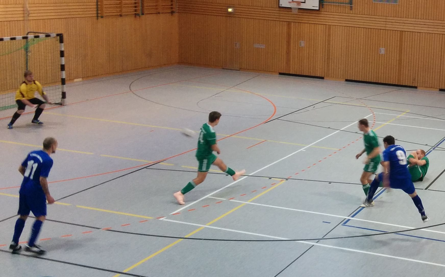 Andy Steiner zieht aufs Tor ab - Julian Barth schaut zu.