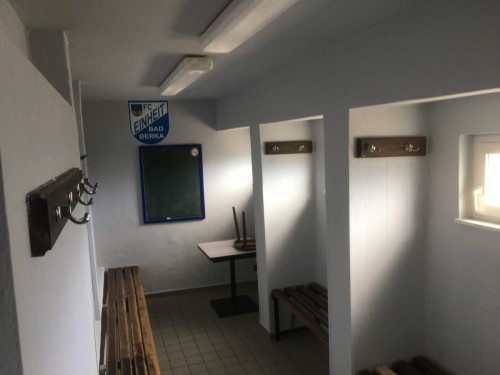 Umkleidekabinen mit frischem Anstrich