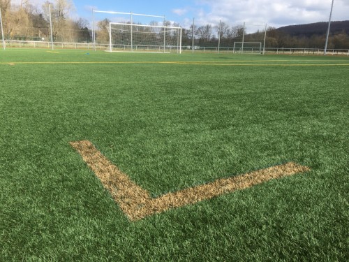 Neue Markierungen auf dem Kunstrasenplatz