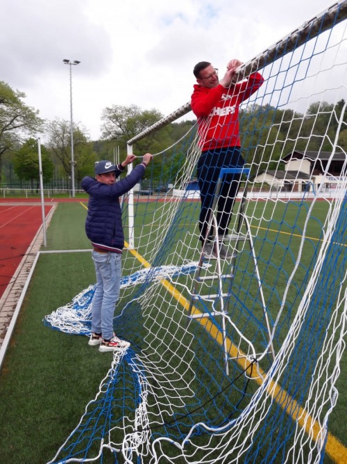 Netze schimmern künftig in Blau und Weiß