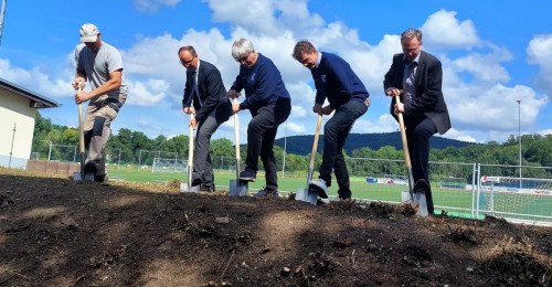 Erweiterungsbau: Nach dem ersten Spatenstich ist der Erdwall weg