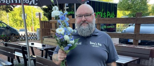 Dorni feiert mit Fans, Spielern und Vorstand