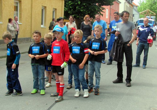 Nachwuchsfußballer beim Brunnenfest-Umzug