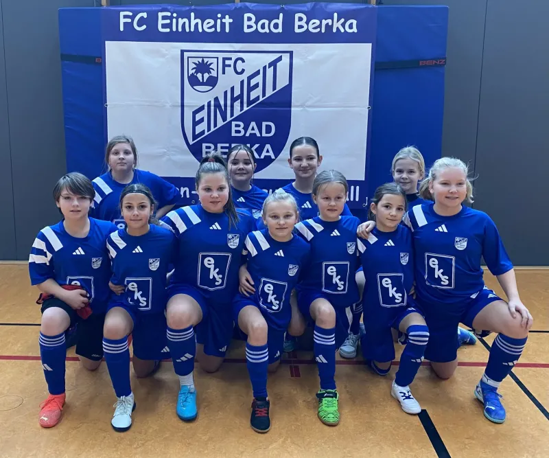 D-Juniorinnen freuen sich über neuen Trikotsatz