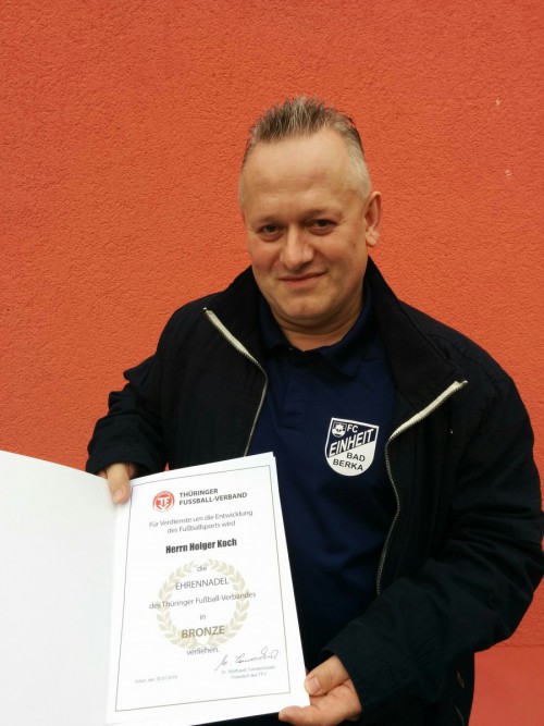 Ehrennadel des TFV in Bronze für FC-Präsident Holger Koch