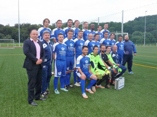 Fürs Gruppenfoto fast der komplette Kader beim Training