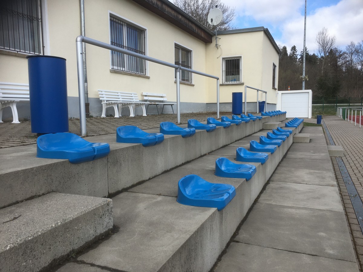 Neue Sitzplätze im Ilmtalstadion in Vereinsfarben
