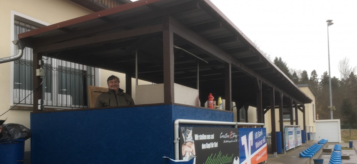 Neuer überdachter Zuschauerbereich im Ilmtal-Stadion