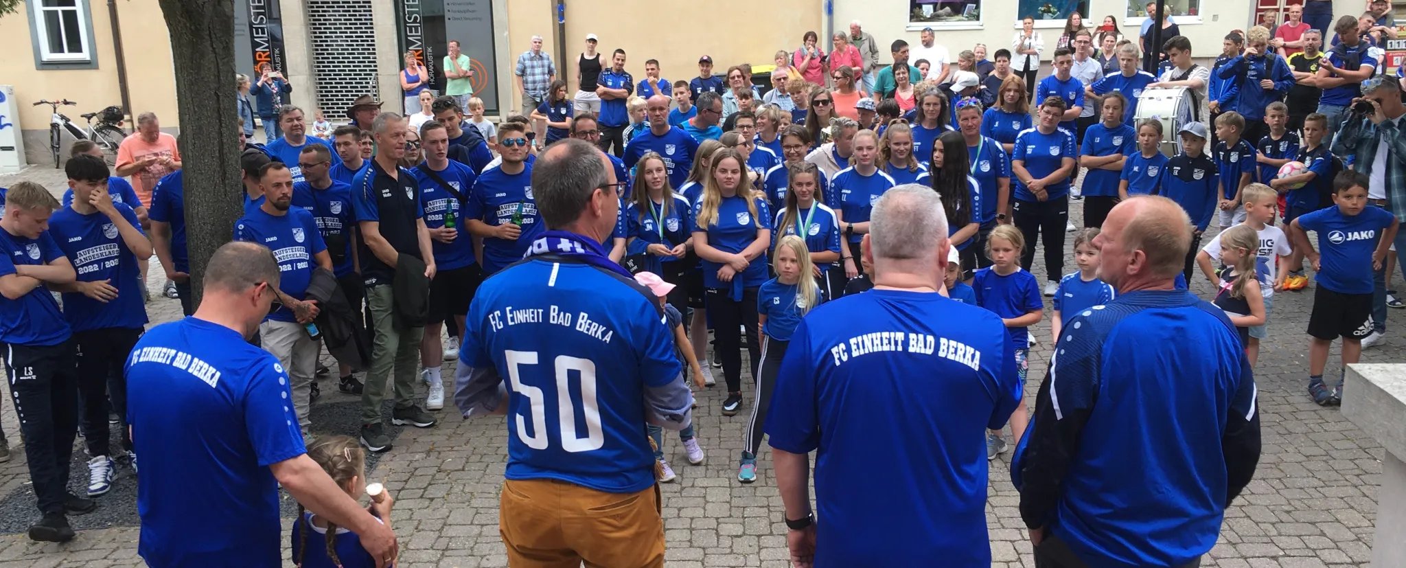 Eintrag ins Goldene Buch: Bürgermeister Jahn empfängt Frauen- und Männerteam
