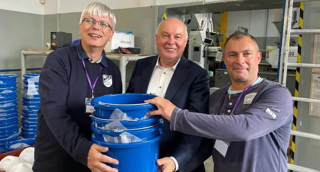 Wassereimer aus polnischer Partnerstadt für FC Einheit