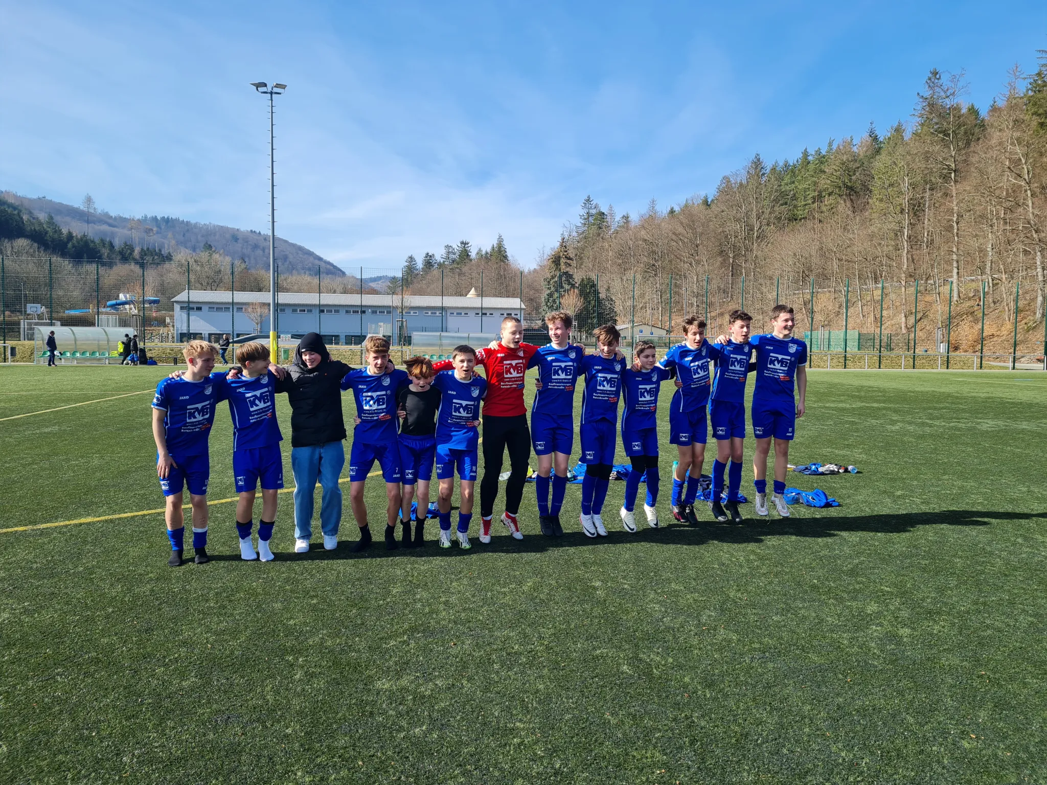 Souverän ins Halbfinale