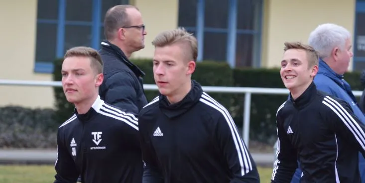 Schiedsrichter Jan Vogt beobachtet mit "Rennsteigern" Verbandsligaspiel