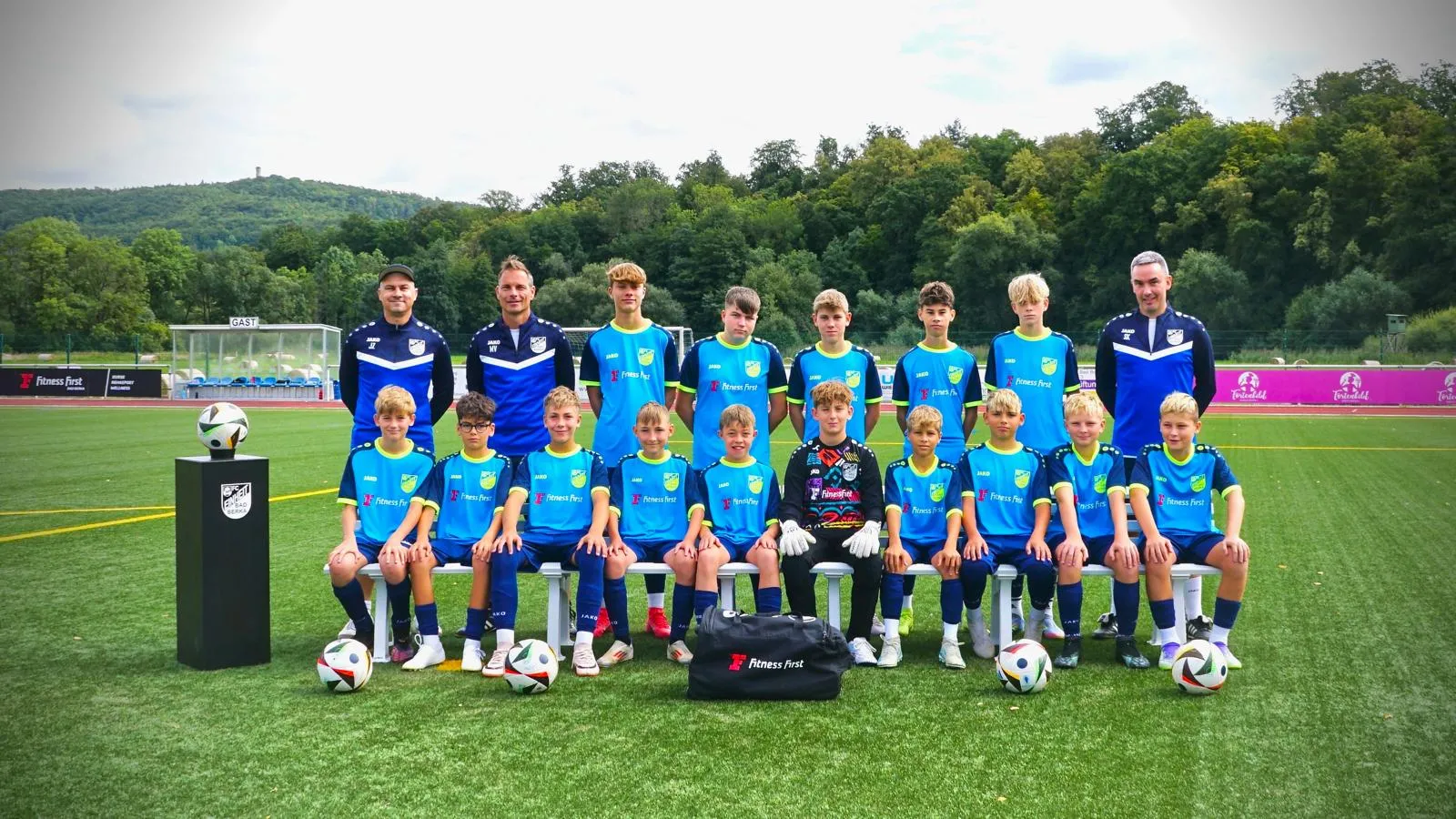 FitnessFirst stattet die C1-Jugend mit neuen Trikots aus