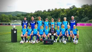 FitnessFirst stattet die C1-Jugend mit neuen Trikots aus