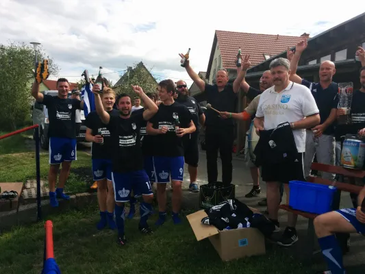 Aufstieg 2017 perfekt - Feier nach Sieg