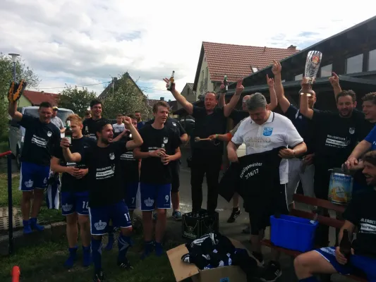 Aufstieg 2017 perfekt - Feier nach Sieg